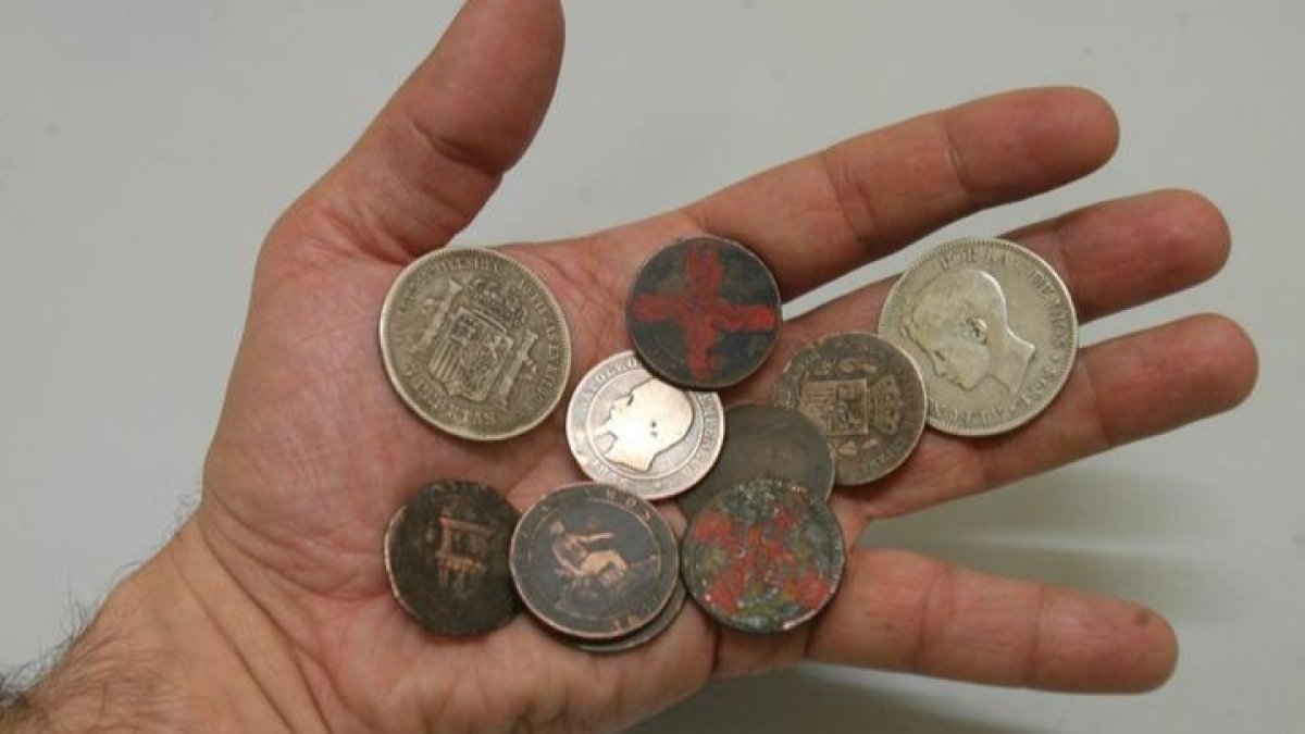 Monedas utilizadas en el tradicional juego de las chapas. DANIEL