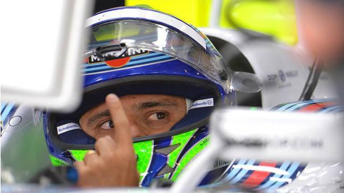 Felipe Massa hace un gesto al volante de su Williams, este sábado durante la carrera para la 'pole' del GP de Austria.