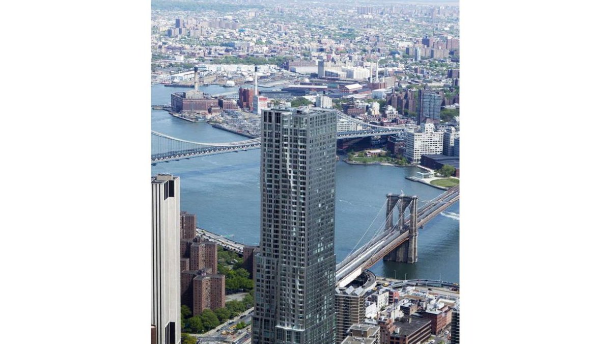 Los puentes de Brooklyn y Manhattan son vistos desde la Torre 1 del nuevo World Trade Center. DL