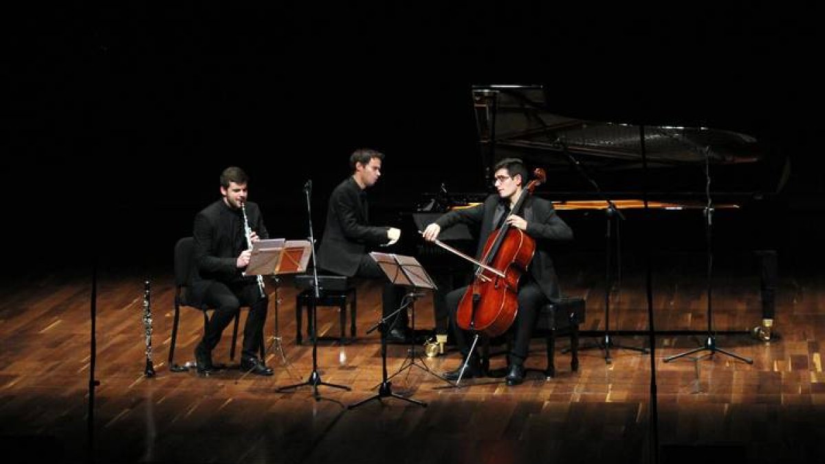 El violonchelista David Martín con el trío Schola. JUAN LUIS GARCÍA