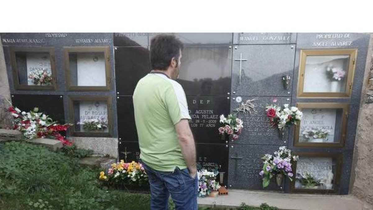 El hermano de Orlando González ante su sepultura en Paradilla