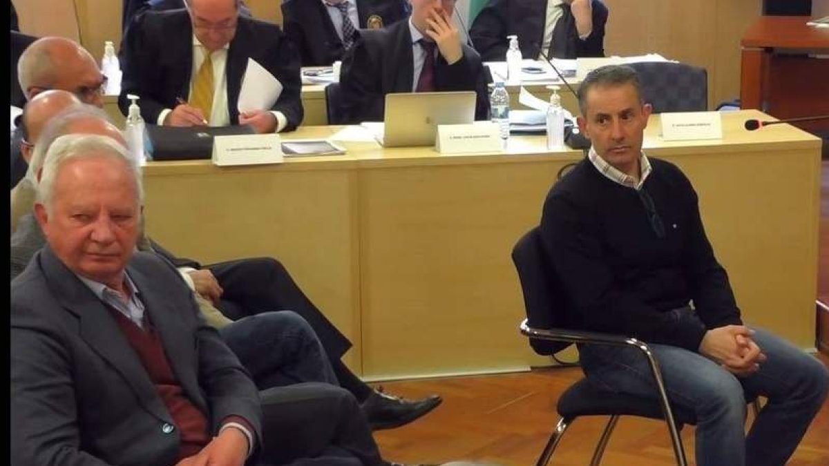 El ingeniero David Toribio, a la derecha, ayer durante su declaración en el Juzgado Penal 2 de León. DL