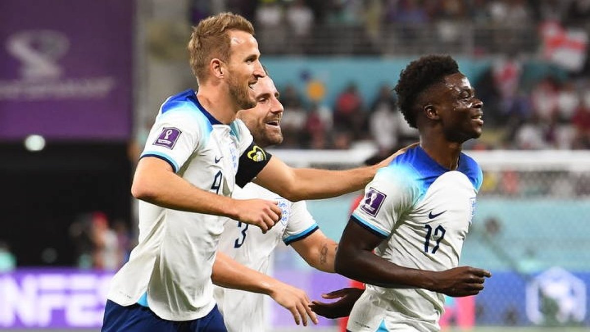 Bukayo Saka celebra con Harry Kane el 4-0 ante Irán. NEIL HALL