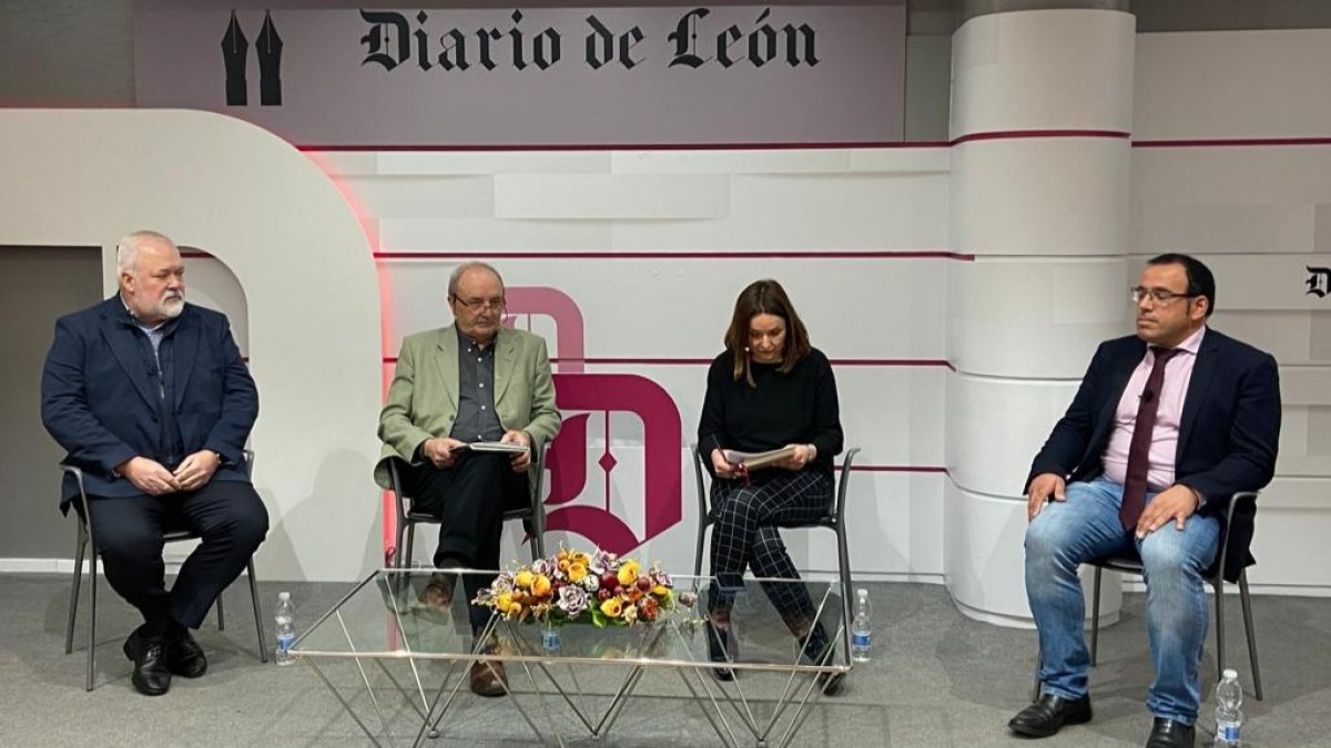 Manuel Rilo, José Andrés García Moro, María Carnero y Amador Gómez, en la mesa redonda de esta mañana. RAMIRO