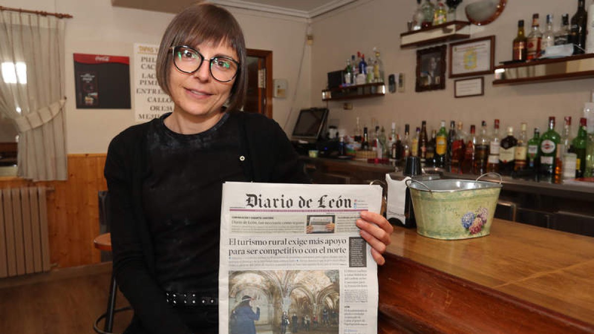 Carolina Moreno posa con un ejemplar de Diario de León, el periódico de referencia en este restaurante, en la zona de cafetería de La Fragata. 
L. DE LA MATA