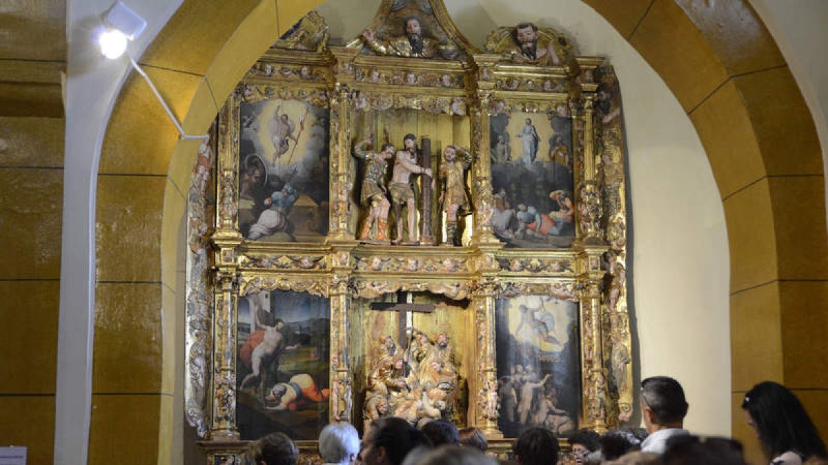El retablo fue policromado en 1563 por el pintor Martín Alonso. La calle central está ocupada por los grupos escultóricos del Descendimiento y la Flagelación, mientras que en las laterales se ubican historias de pincel relativas a la Resurrección y Gloria de Cristo. ACACIO DÍAZ