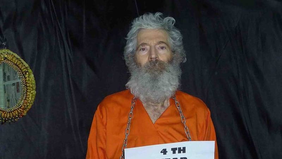 Robert Levinson, en una imagen que recibió su familia en abril del 2011.