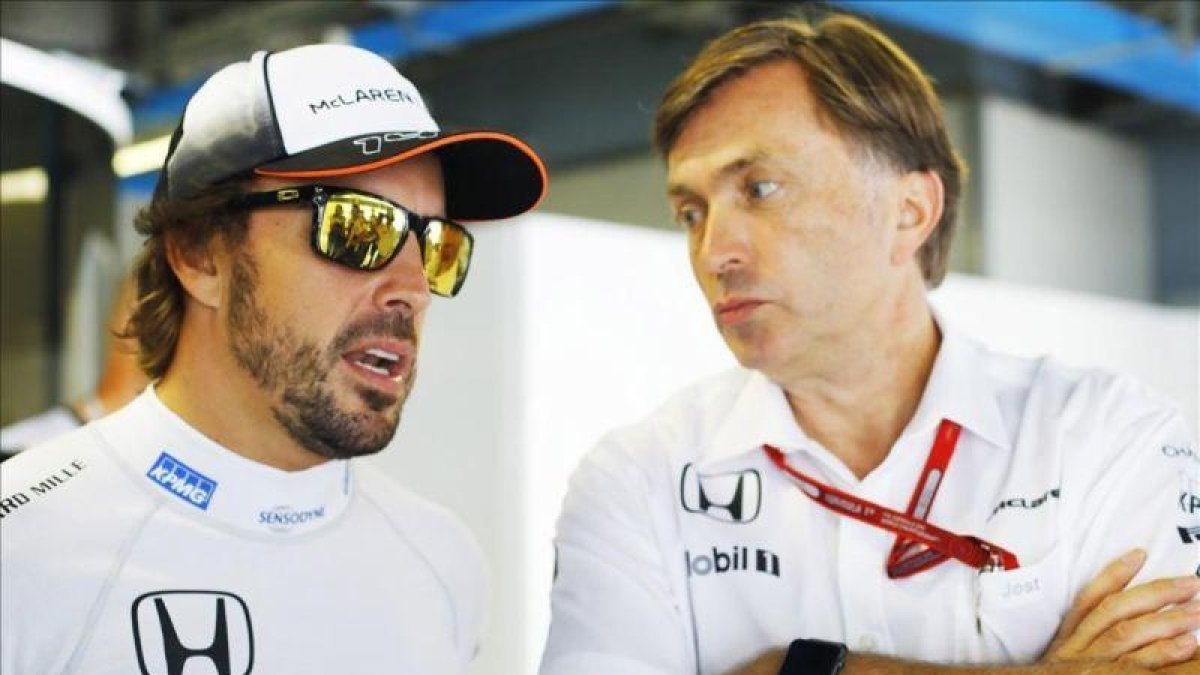 Jost Capito conversando con Fernando Alonso.