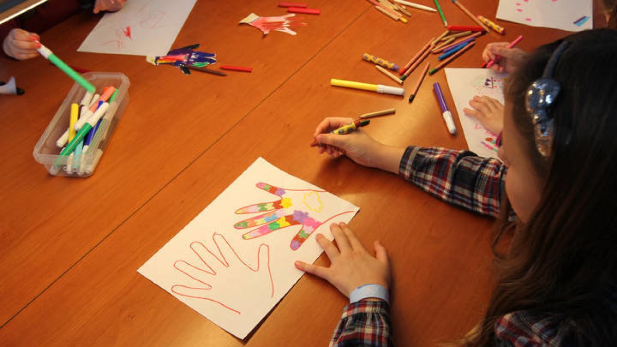Varios niños pintan durante una actividad infantil. SECUNDINO PÉREZ