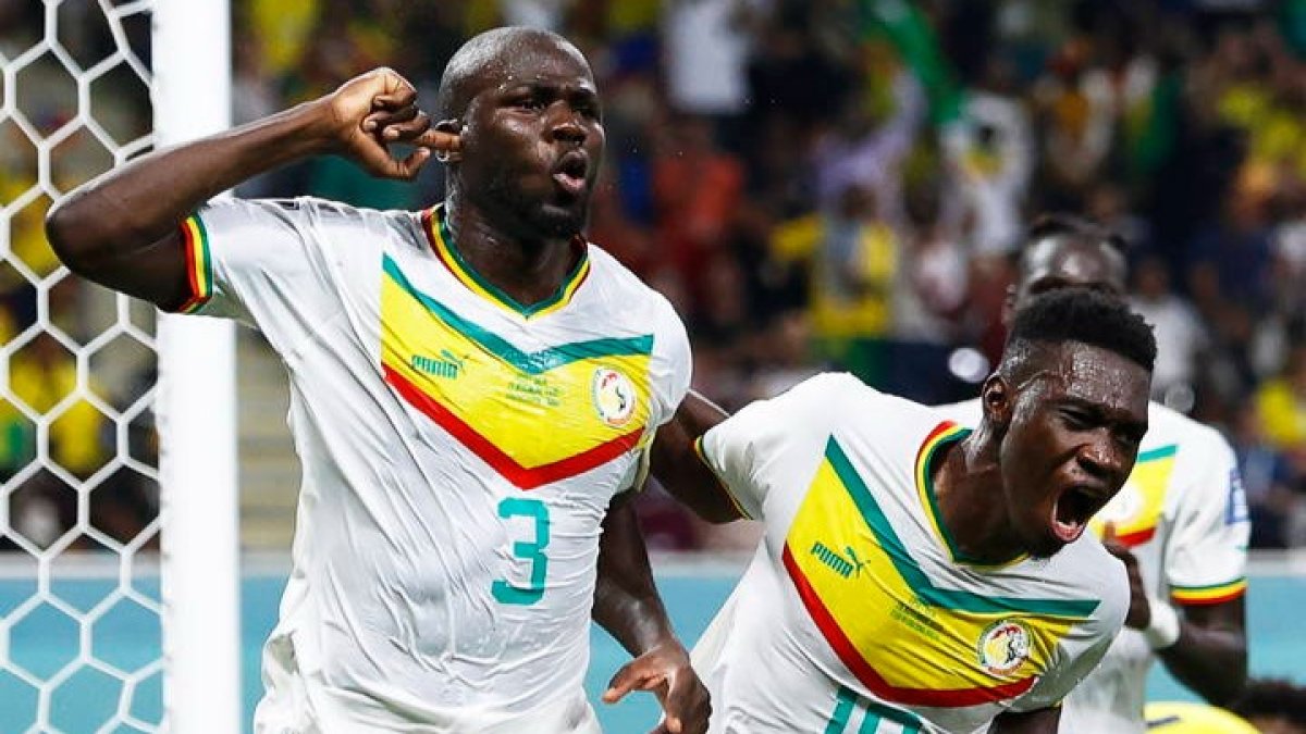 Kalidou Koulibaly celebra con su compañero Ismaila Sarr el segundo gol de Senegal. EFE