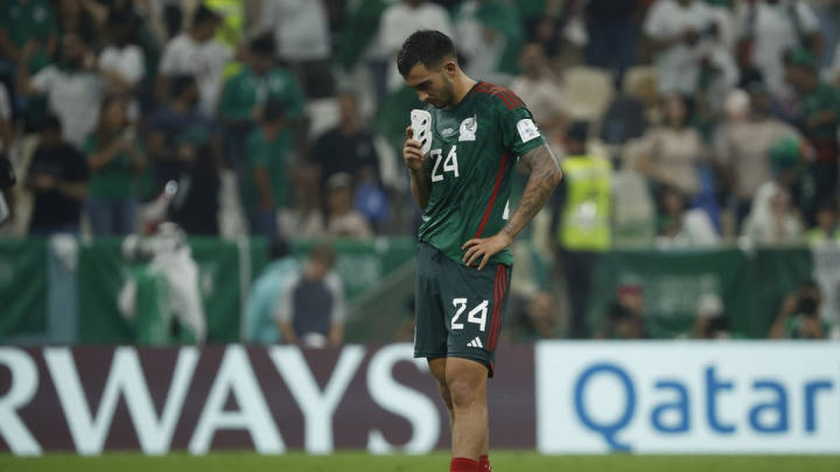 Luis Chavez se lamenta de la eliminación de su selección en el Mundial. MÉNDEZ