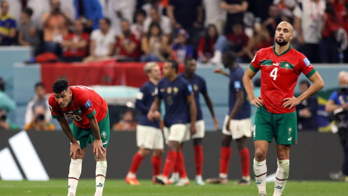 Los jugadores de Marruecos, resignados, en la celebración del segundo gol de Francia. WITTEK