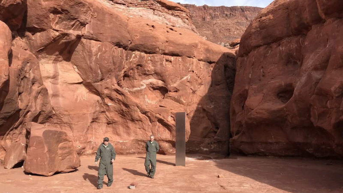 El primer monolito metálico encontrado en el Estado de Utah en el mes de noviembre. UTAH DEPARTMENT OF PUBLIC SAFETY