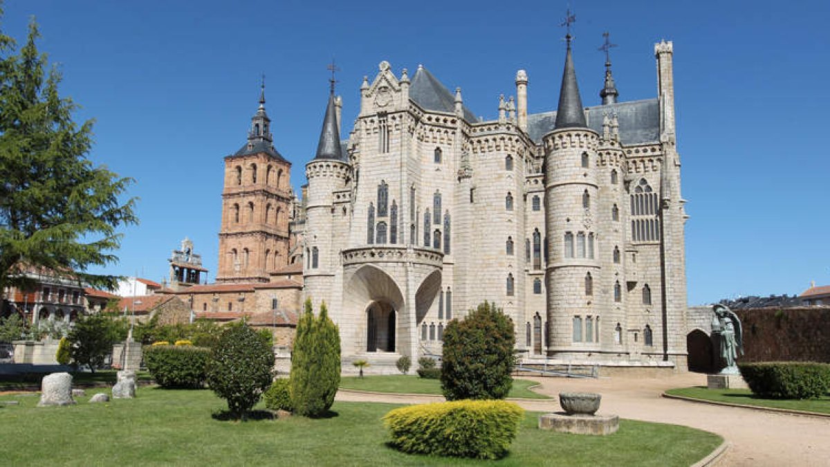 Palacio Episcopal de Astorga: todo lo que debes saber antes de ir. Archivo