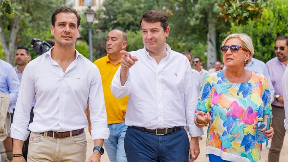 El presidente del Partido Popular de Castilla y León, Alfonso Fernández Mañueco, junto a la presidenta del PP de Segovia y número 1 al Senado, Paloma Sanz; el cabeza de lista al Congreso, Pablo Pérez, y el alcalde de la ciudad, José Mazarías; clausuran un acto público con los candidatos de la formación en Segovia para las generales del 23J. ICAL