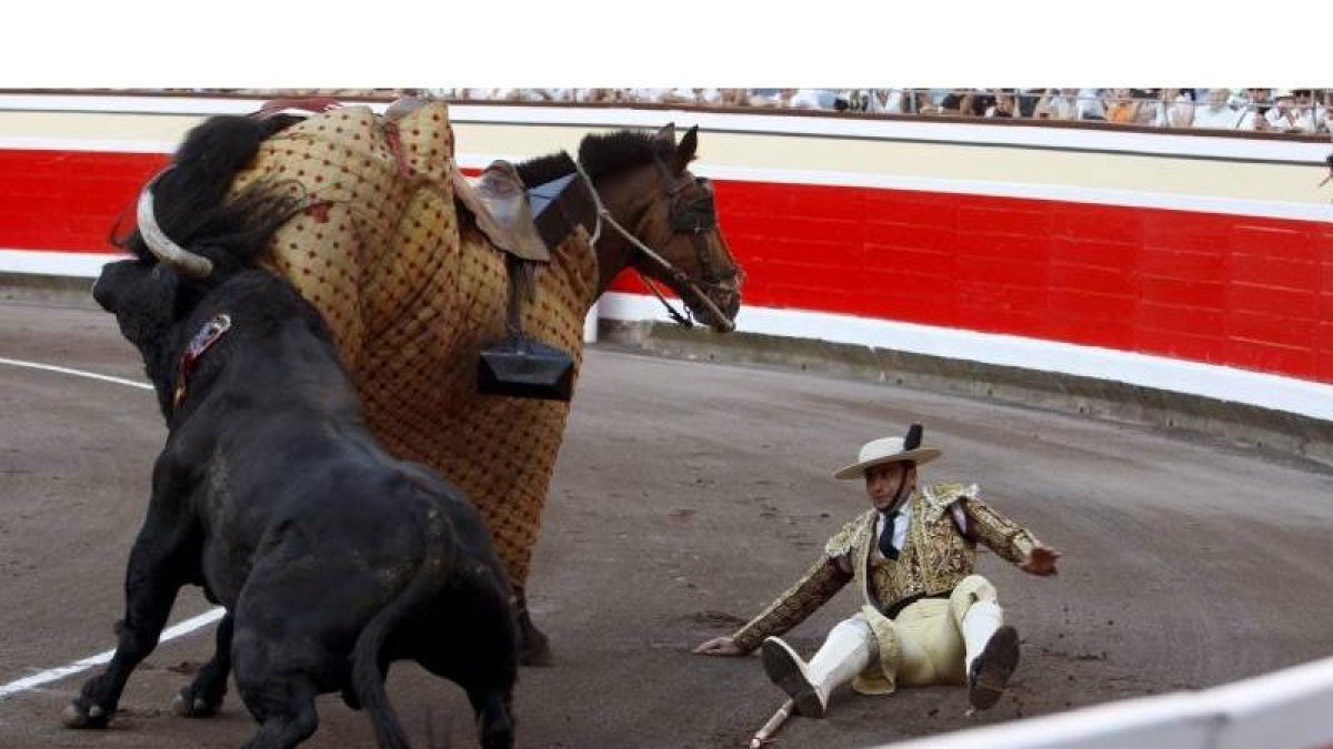 El picador desarmano ante el toro en la cuarta de abono de la Feria Semana Grande de Bilbao, en el mano a mano entre los matadores "El Juli" y José Maria Manzanares con toros de la ganaderia El Pilar.
