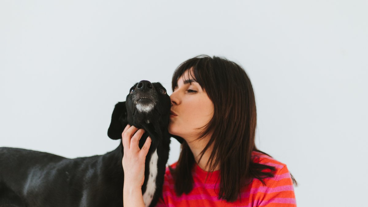 Yesica Alonso, la creadora de la fundación nacional Save One Animal, con su galga mestiza Troya. DL