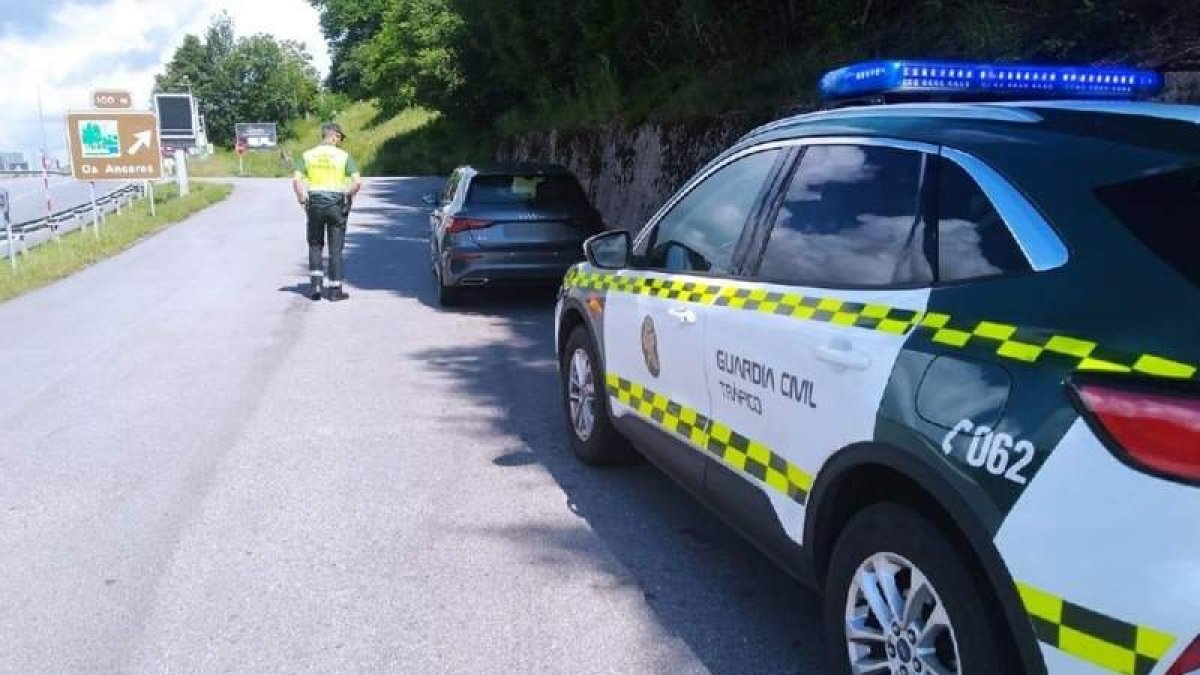 En la imagen se puede ver al coche interceptado en Piedrafita por la Guardia Civil después de que hiciera saltar el radar cuando circulaba a 200 km/h. DL