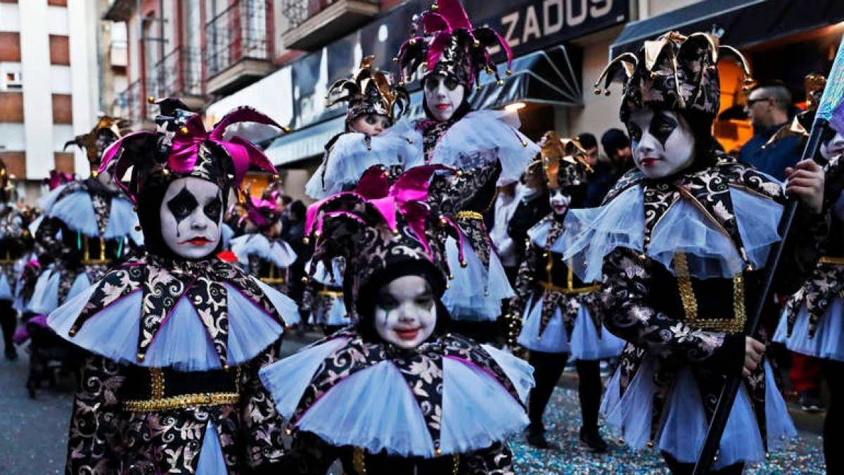 La Bañeza es siempre sinónimo de fiesta y diversión. Su Carnaval da buena muestra de ello. Una celebración de nueve días en la que las calles visten sus mejores galas y vecinos y visitantes se disfrazan de su otro yo. RAMIRO