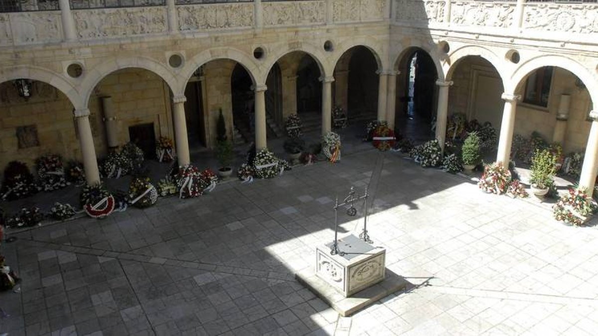 Las coronas de flores se amontonaban esta mañana en el patio del Palacio de los Guzmanes