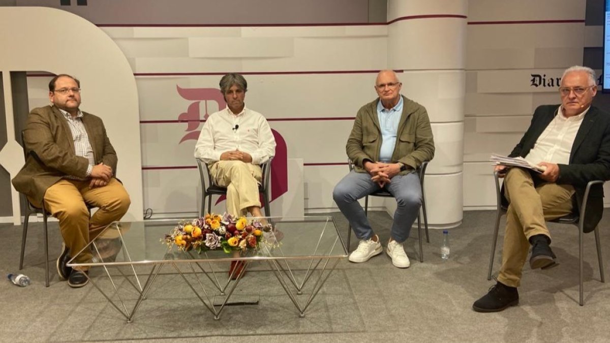 Javier Carrera, Miguel Ángel Zamora, Eloy Baílez y Javier Menéndez, en la mesa redonda Comercio y Servicios. RAMIRO