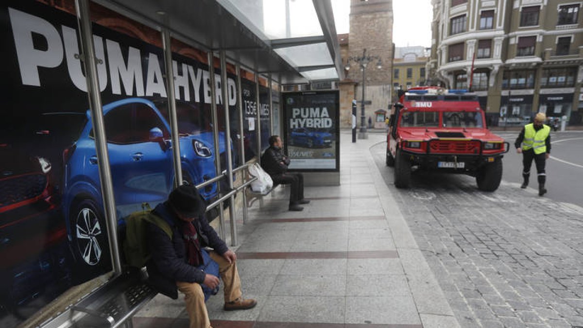 Personas esperando el autobús en Santo Domingo. JESÚS F. SALVADORES