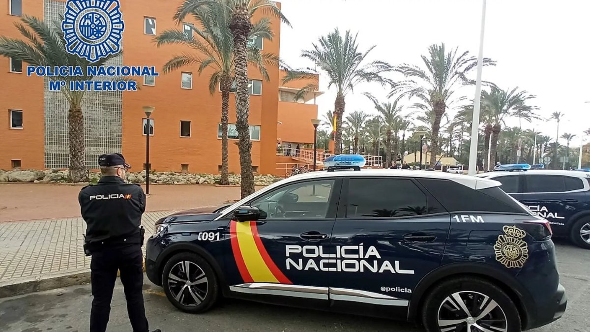 Un agente de la Policía Nacional frente a la comisaría en Elche. POLICÍA NACIONAL