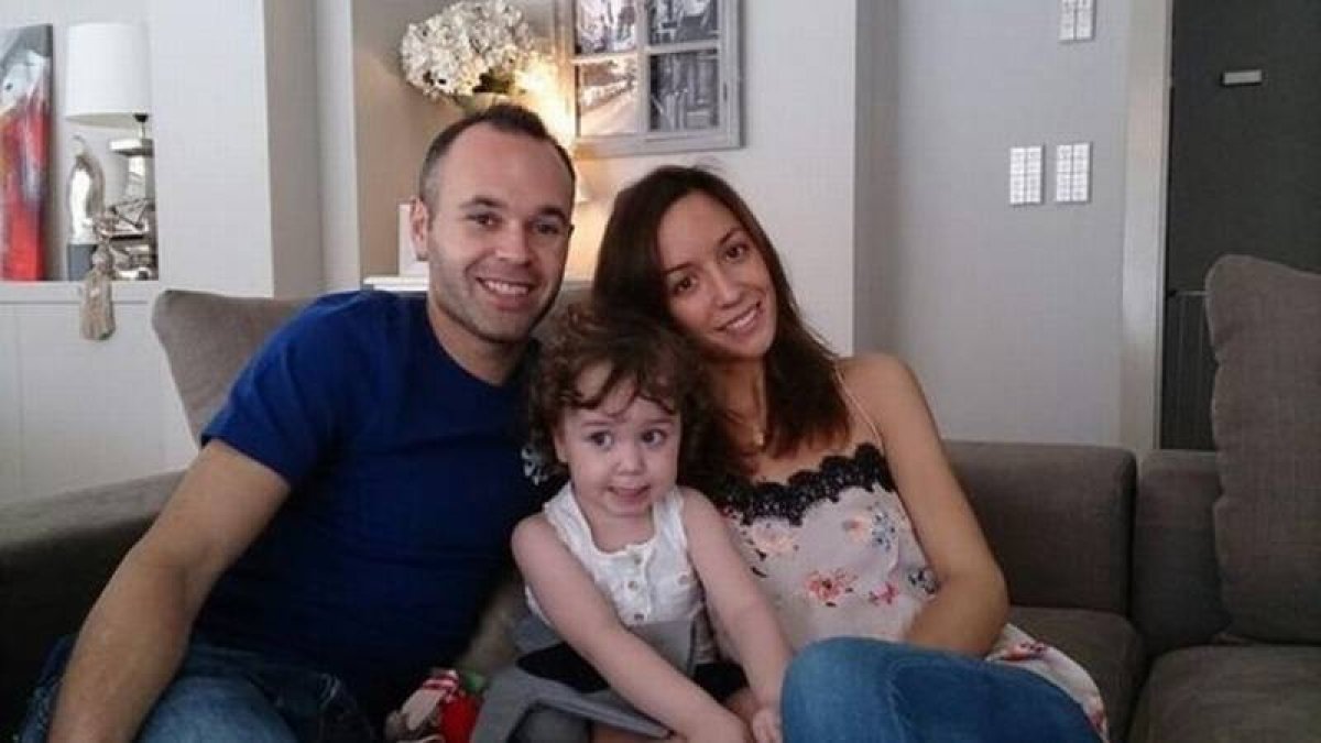 Andrés Iniesta, con su mujer, Anna Ortiz, y su hija Valeria, en una imagen que el jugador ha colgado en Twitter.