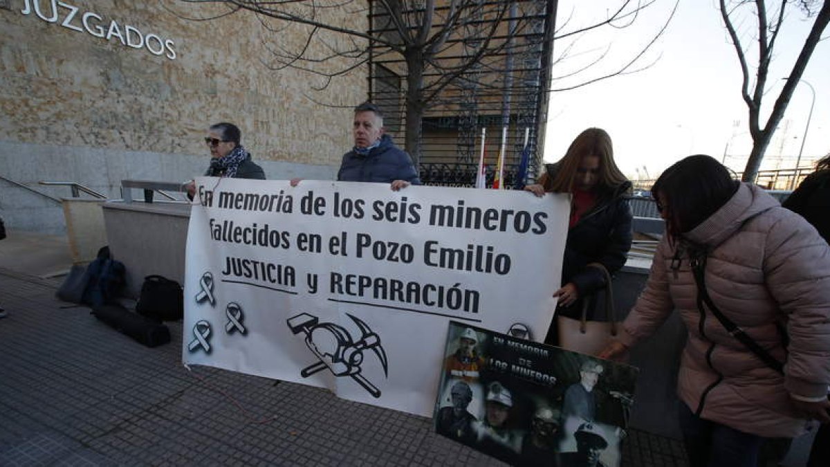 Las familias de las víctimas recuerdan su memoria a la entrada de los Juzgados de León. RAMIRO