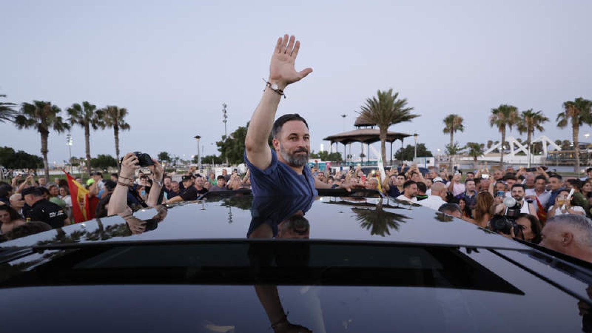 Santiago Abascal saluda desde su coche tras el acto electoral en Valencia. BIEL ALIÑO