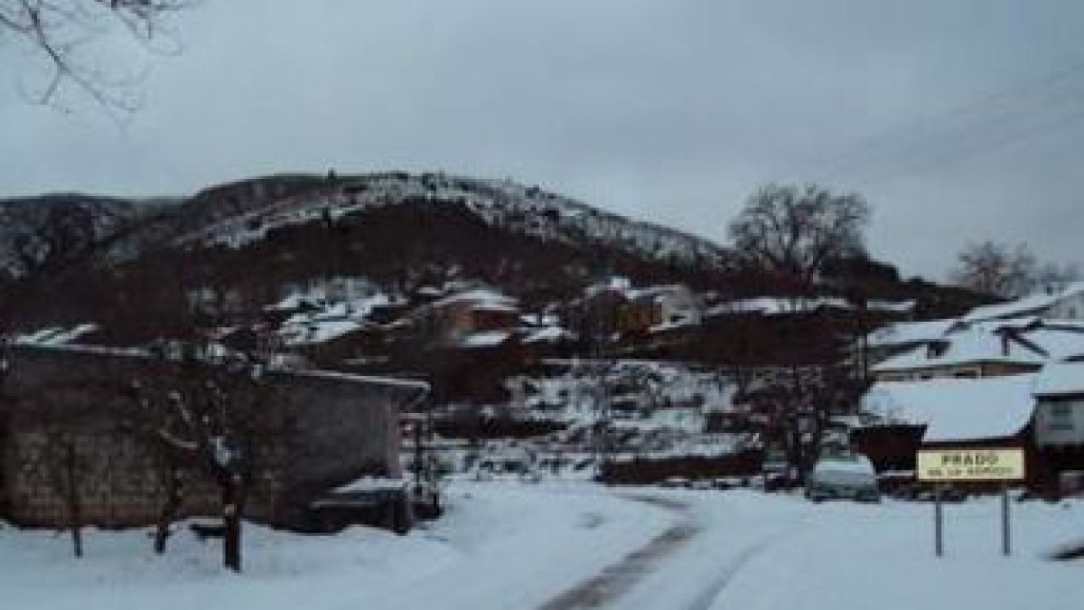 Una estampa del acceso al pueblo nevado, con el cartel que indica Prado de la Somoza.