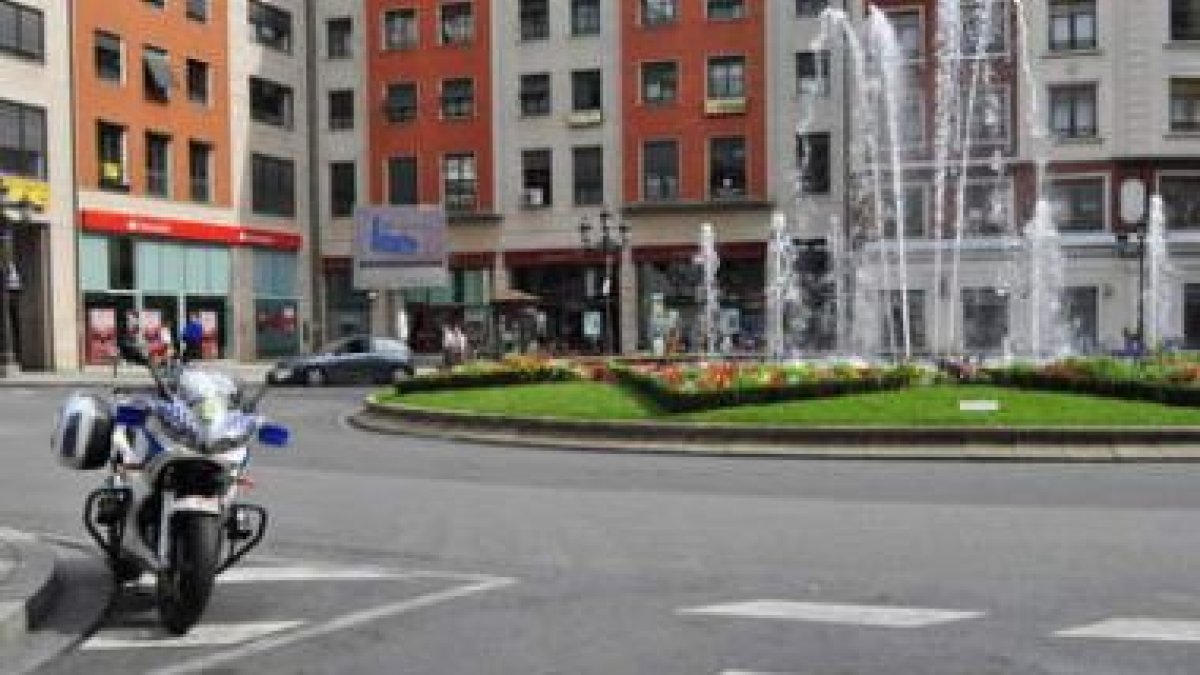 La plaza de Lazúrtegui, en el centro de Ponferrada, estuvo tranquila y sin coches.