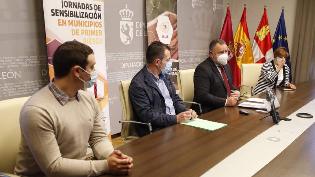 Miguel Alonso, Javier Morán, Eduardo Morán y Avelina Vidal, ayer, en la Diputación. RAMIRO