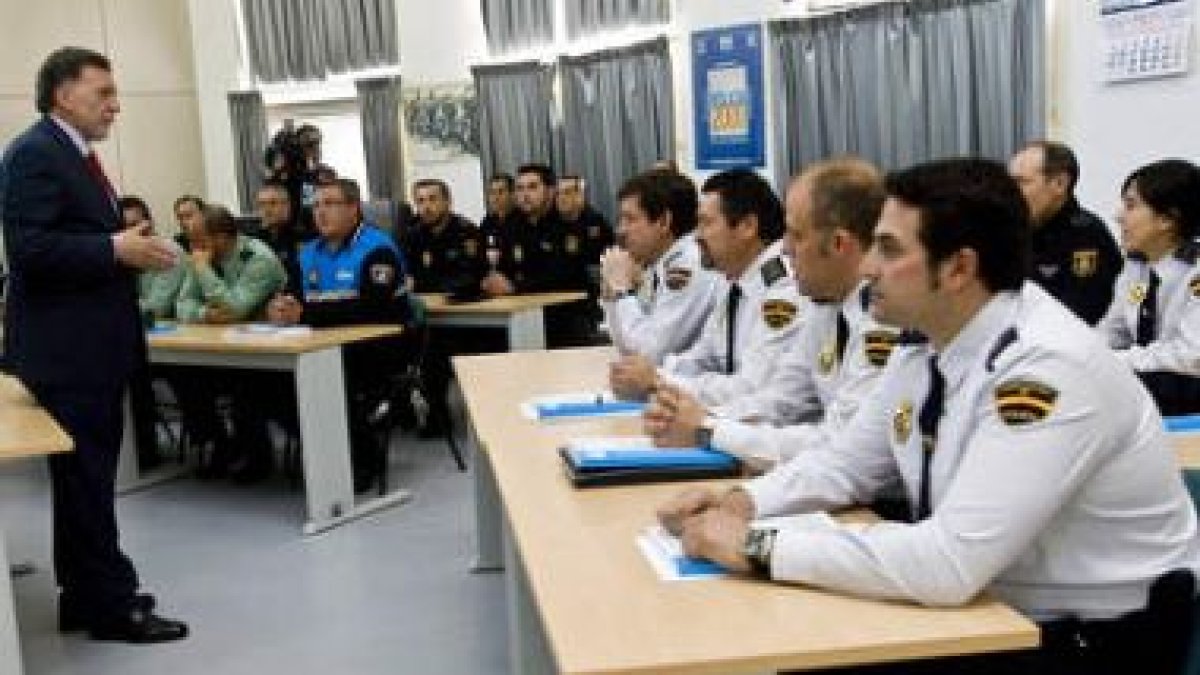 Alejo clausuró ayer un curso sobre seguridad ciudadana en la comisaría de Zamora.