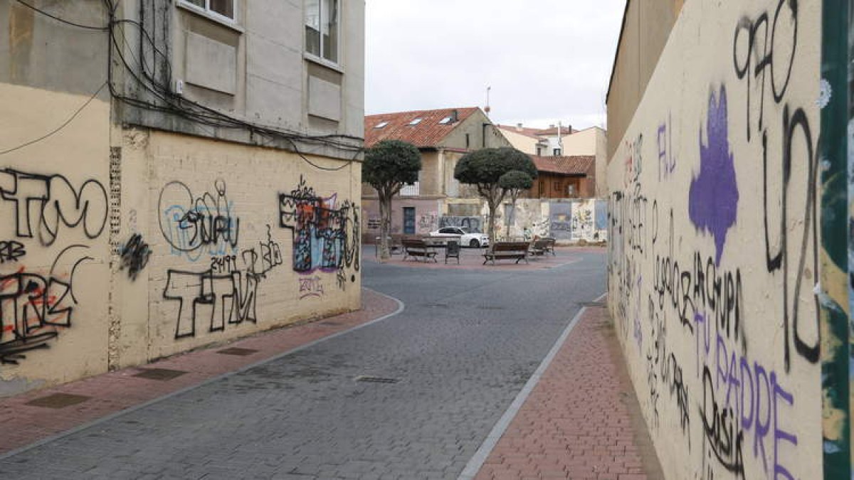 Pintadas en los accesos a la plaza de San Pelayo, zona que se está volviendo problemática. MARCIANO PÉREZ