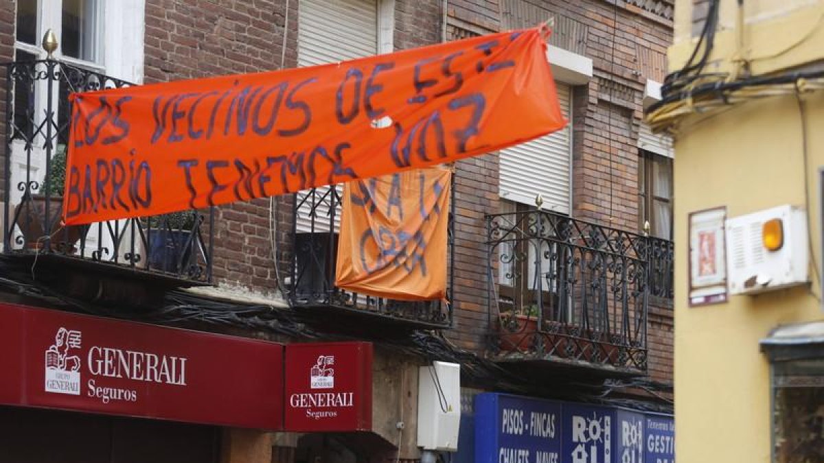 Pancartas colocadas en el barrio del Mercado a favor de las obras de la plaza del Grano. DL