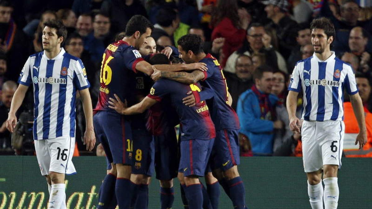 Los jugadores del Barcelona celebran su segundo gol, obra de Pedro Rodríguez, ante los jugadores del Espanyol Javi López, izquierda, y el argentino Juan Forlín.