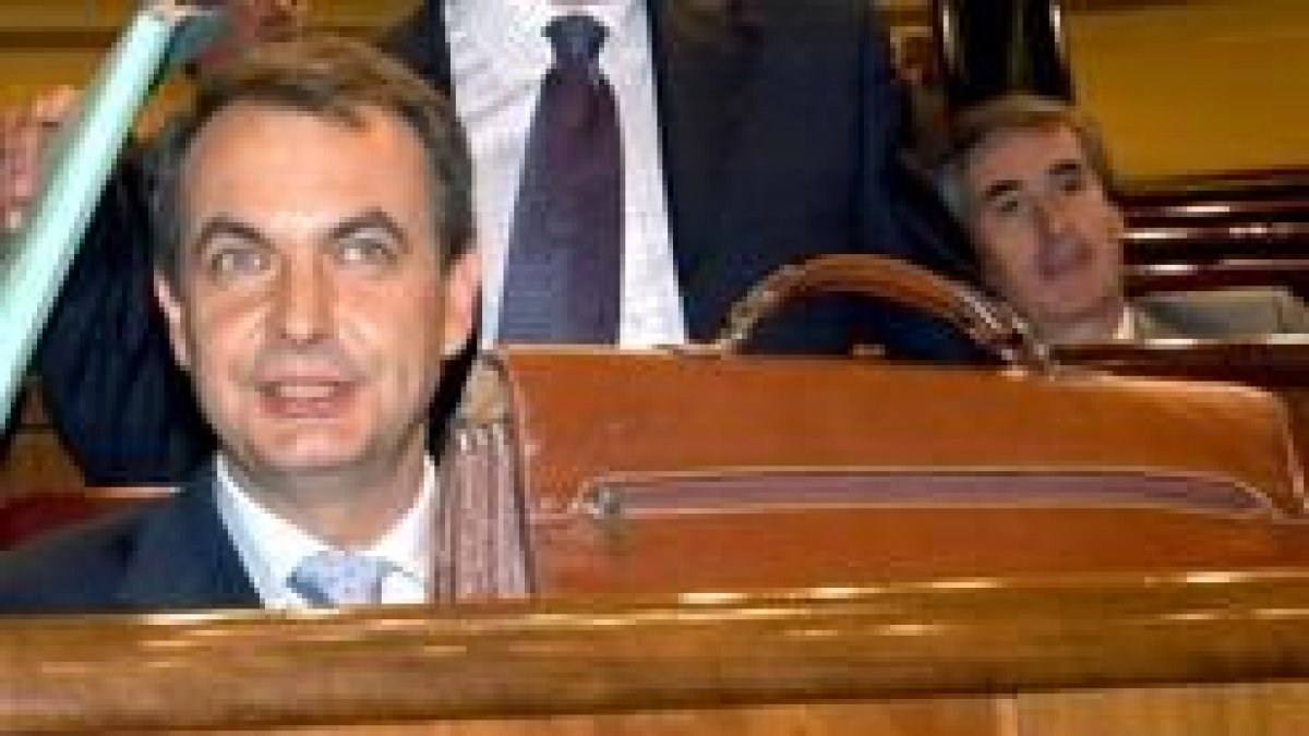 José Luis Rodríguez Zapatero, sentado en su escaño antes de empezar el debate