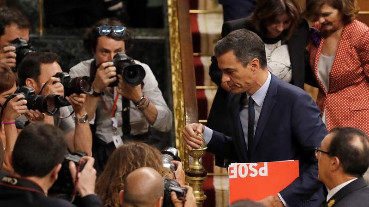 El candidato socialista a la presidencia del Gobierno, Pedro Sánchez, abandona el hemiciclo tras su fallida investidura. BALLESTEROS