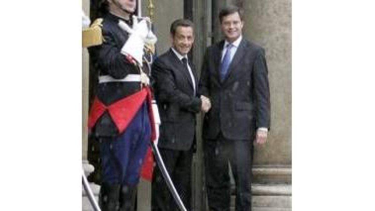 Sarkozy recibe a Balkenende, ayer, en el palacio del Elíseo, en París