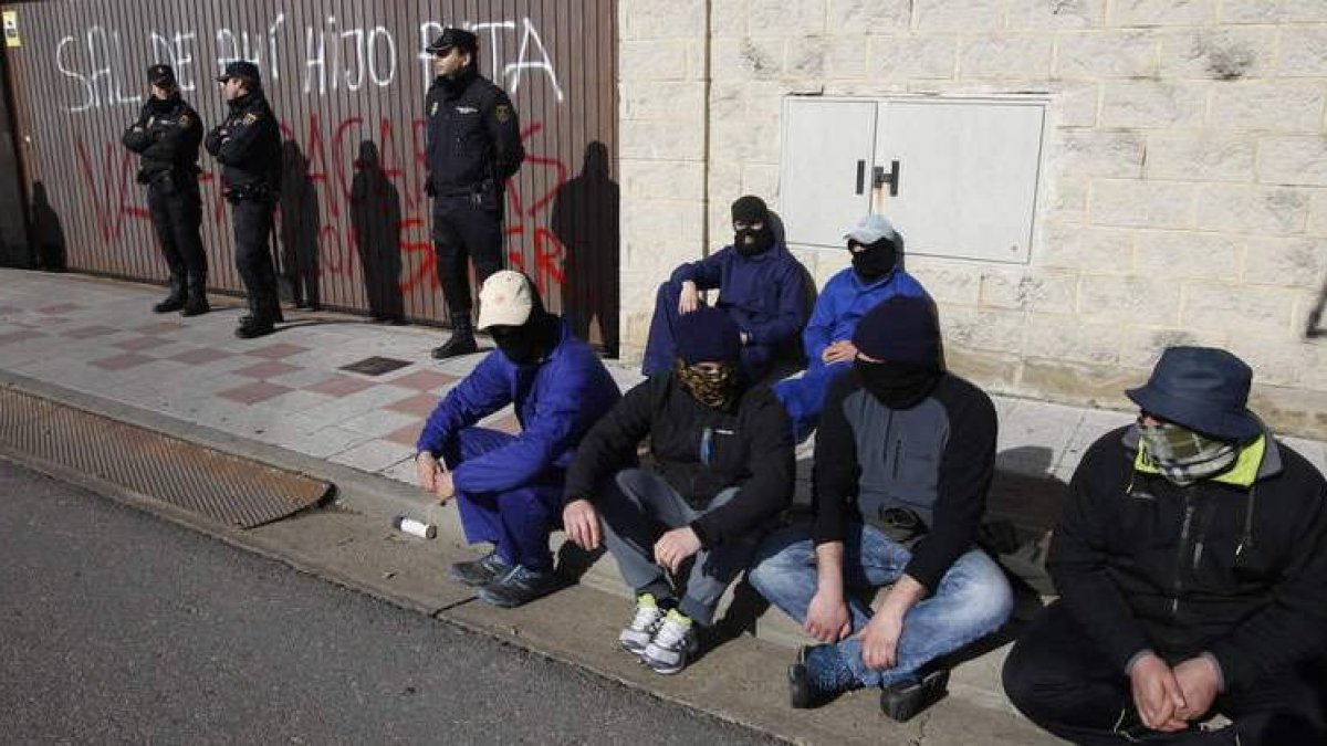 Trabajadores de Coto Minero, en una movilización ante la sede del grupo en León.