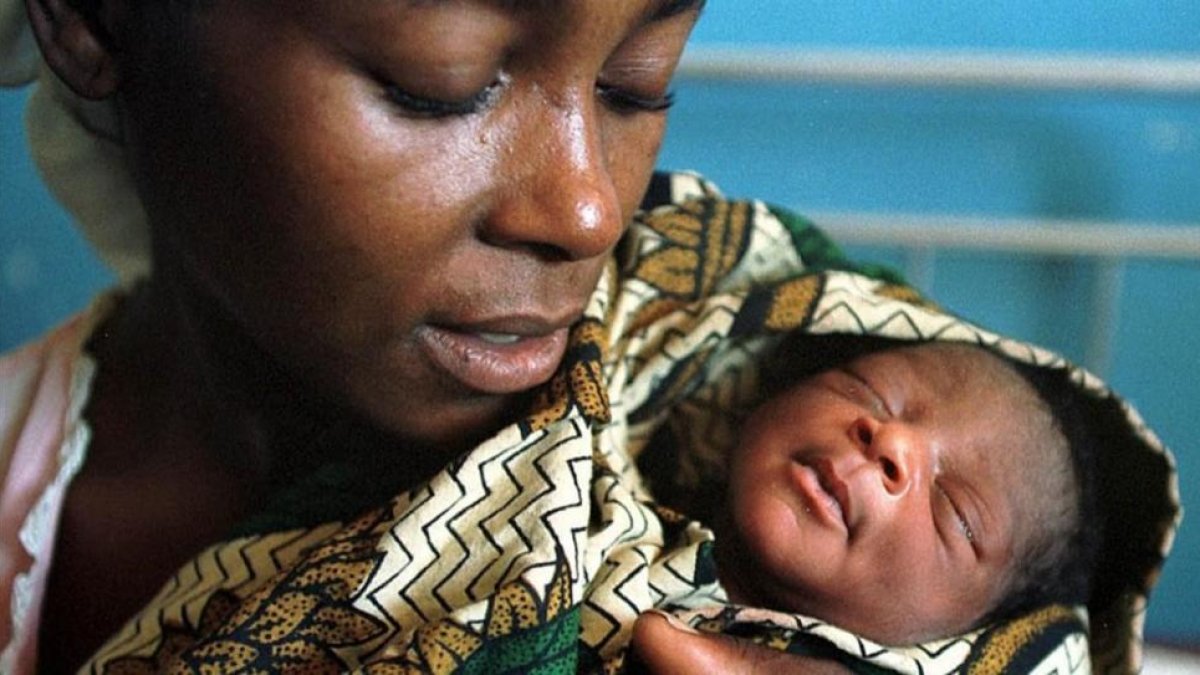 Una madre con su bebé de dos días en el hospital de Shibuto, al Norte de Mozambique.