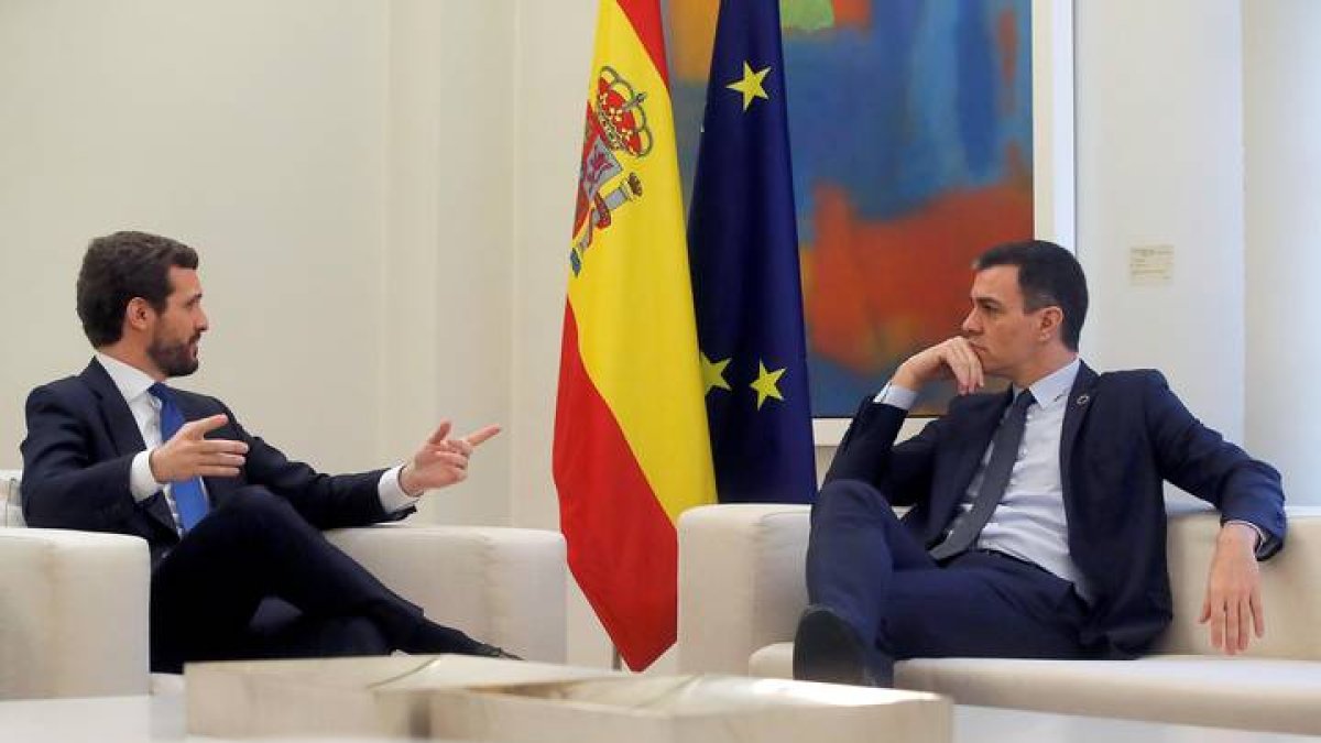 El presidente del Gobierno, Pedro Sánchez (d), recibe al líder del Partido Popular (PP), Pablo Casado (i). JUAN CARLOS HIDALGO