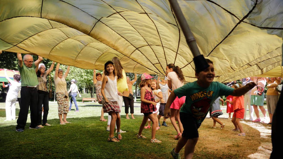 Abuelos y nietos disfrutan de las actividades organizadas por el Ayuntamiento en el parque de Quevedo. SECUNDINO PÉREZ