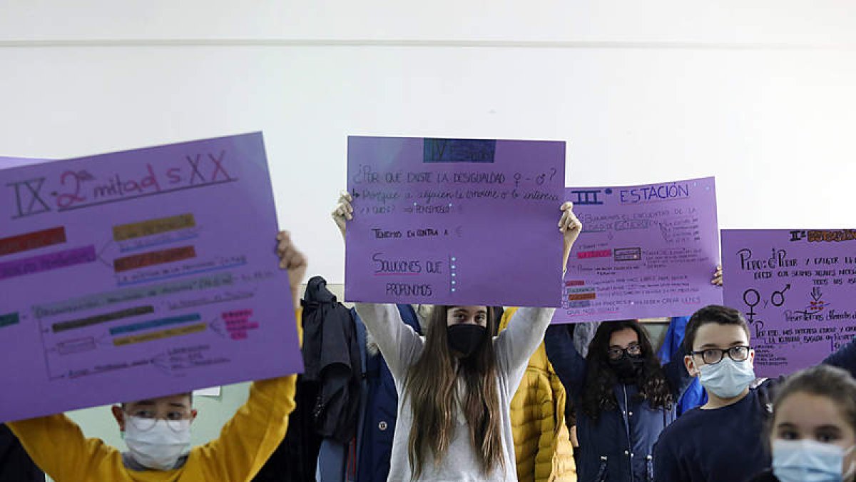 Los alumnos de la ESO de Boñar enseñaron ayer a Diario de León parte del trabajo de estos días para la jornada de la violencia contra la mujer. MARCIANO PÉREZ