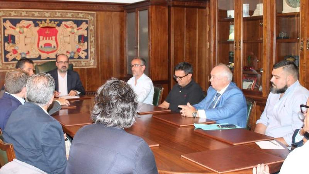 El empresariado de Fele, con Javier Morán y José María Vallejo, en la reunión con el alcalde de Ponferrada. DL