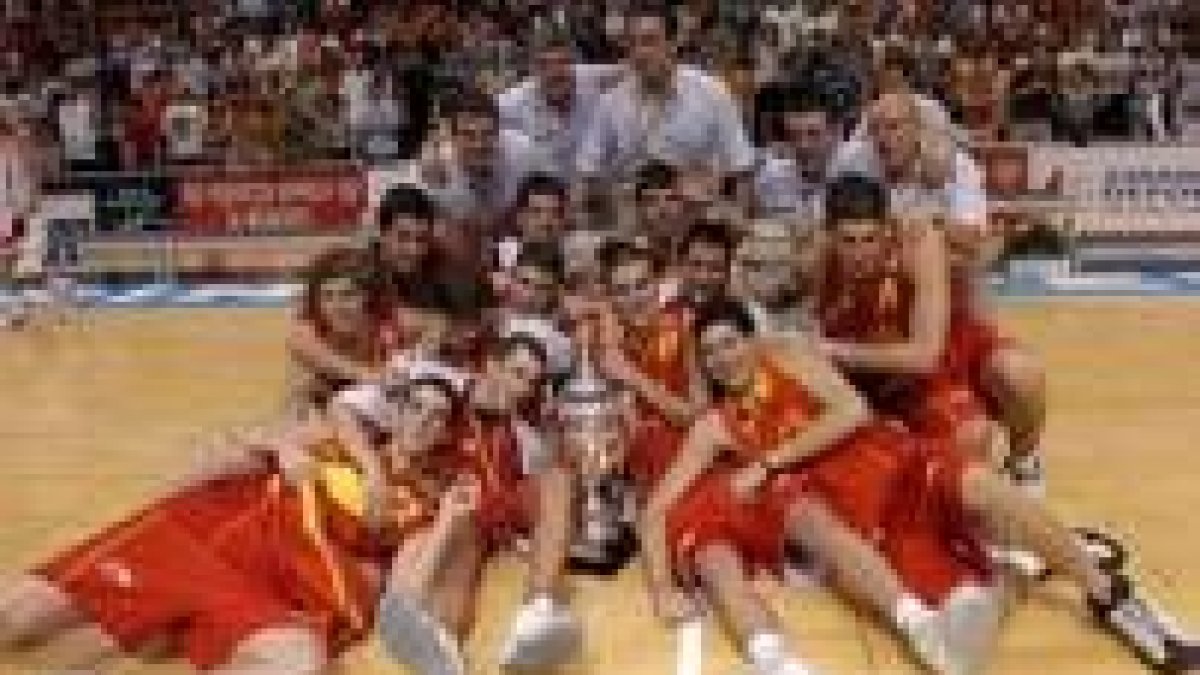 La generación de jugadores júniors nacional campeona de Europa en Zaragoza celebra el título logrado