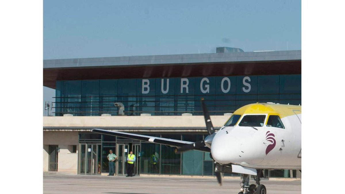 Imagen de archivo con avión en el aeropuerto de Burgos. AGENCIAS