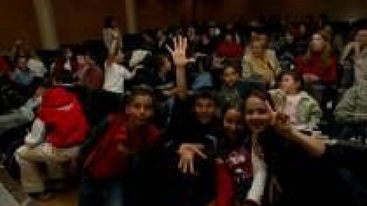 Escolares, padres y profesores de La Puebla, ayer en Caja España