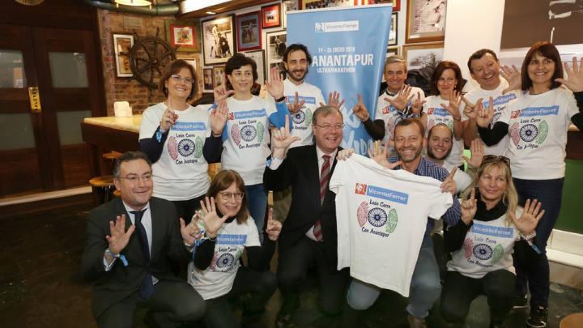 El alcalde con los ultramaratonianos leoneses ayer en el Ayuntamiento